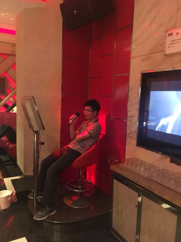 粉色视频免费APP装饰周末轻松活动.jpg